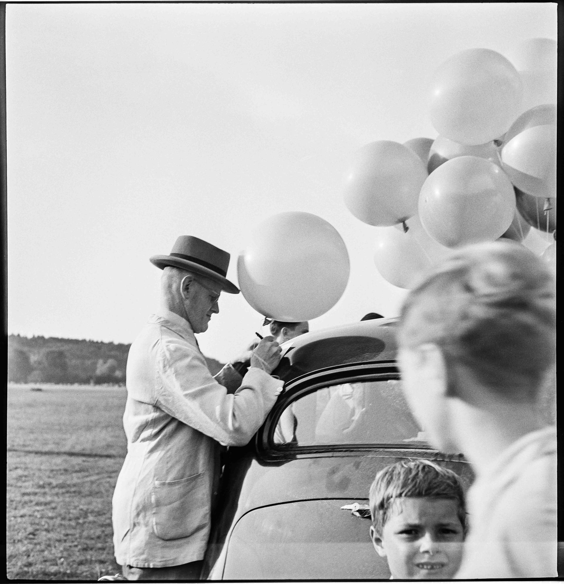 Ernst Scheidegger Uomo con palloncini probabilmente fine anni Quaranta © Stiftung Ernst Scheidegger - Archiv, Zürich