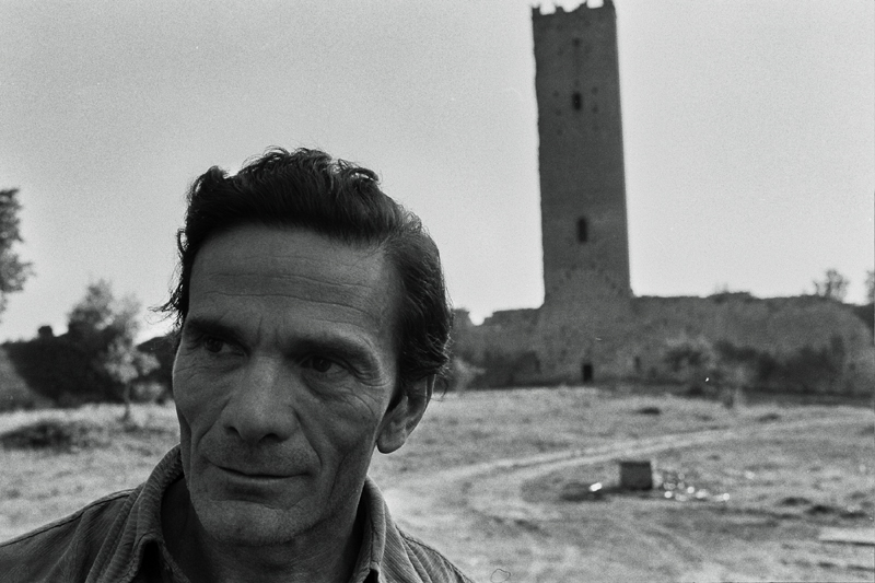 Pier Paolo Pasolini nella casa di via Eufrate, Roma, 1963 © Gideon Bachmann/Cinemazero