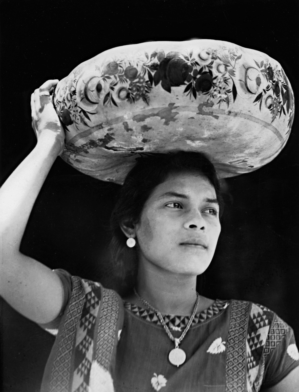 Tina Modotti, Le donne di Tehuantepec portano frutta e fiori sulla testa, dentro zucche dipinte chiamate jicapexle  Anno: 1929 | © Tina Modotti