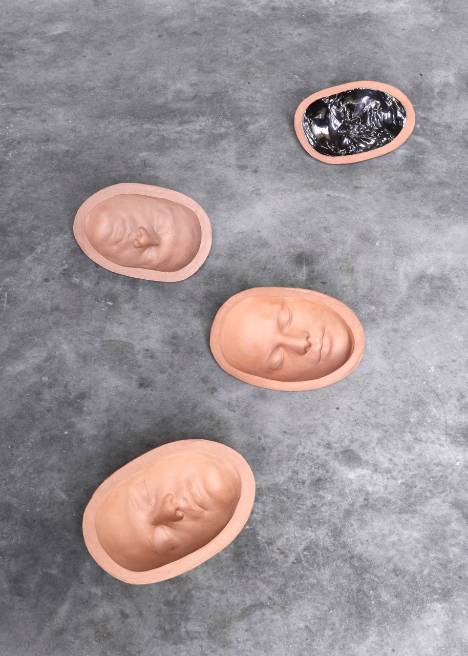 Liliana Moro, Still Life, 2020  ceramica ingobbiata, foglia di nespolo naturale, opera composta da due elementi in ceramica  48 x 40 x 42 cm e 46 x 47,5 x 41 cm, e foglia di nespolo 13 x 37,5 cm  ph. Ilaria Maiorino 