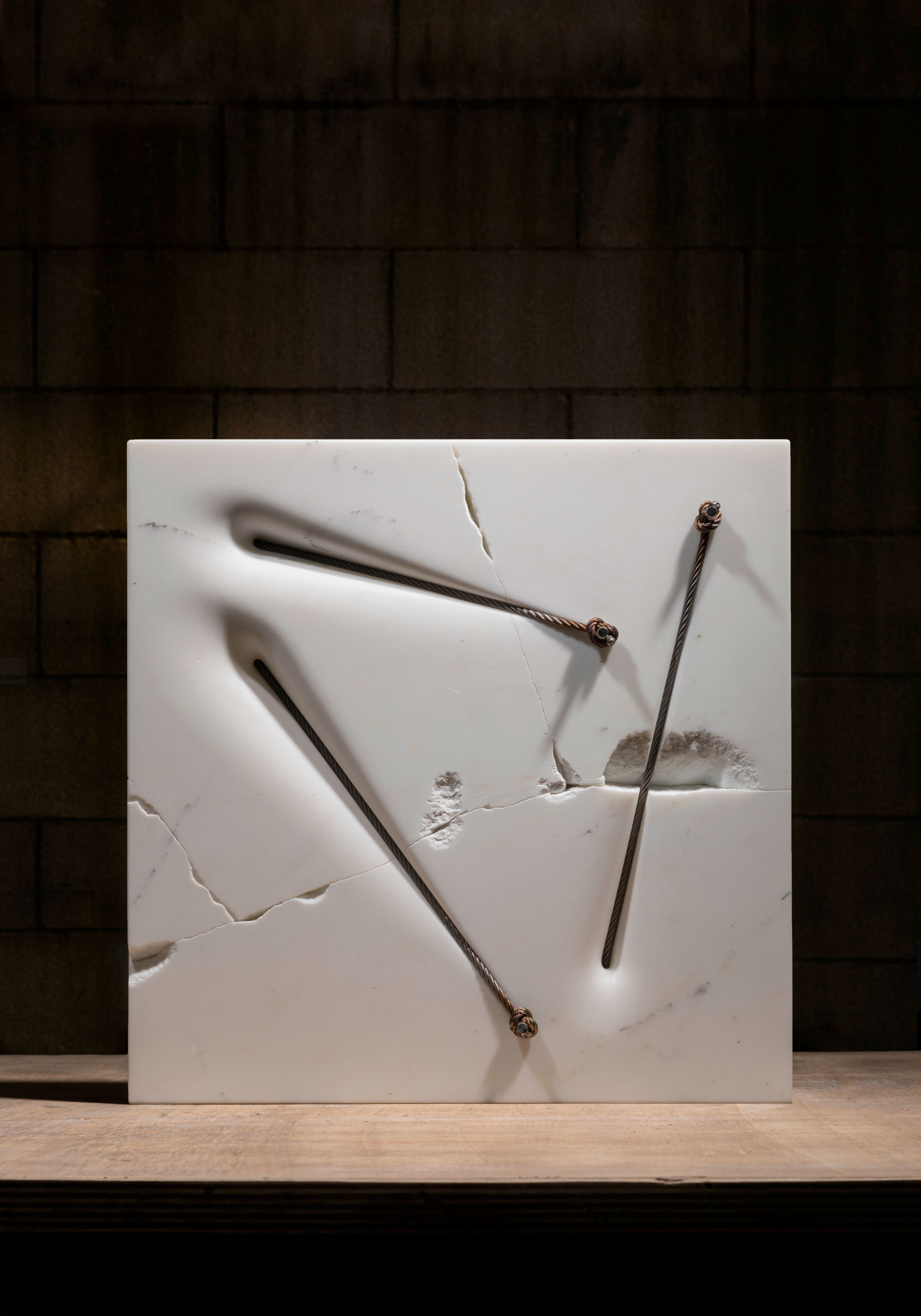 Mikayel Ohanjanyan, Legami #30, 2021   marmo bianco statuario, cavi d’acciaio inox   50 x 50 x 13 cm    ph. Nicola Gnesi