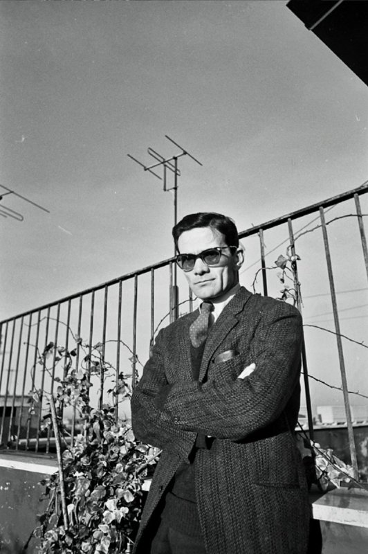 Pier Paolo Pasolini sulla terrazza sul tetto della casa di Via Giacinto Carini 45, 1963, foto di Gideon Bachmann © Archivio Cinemazero Images, Pordenone