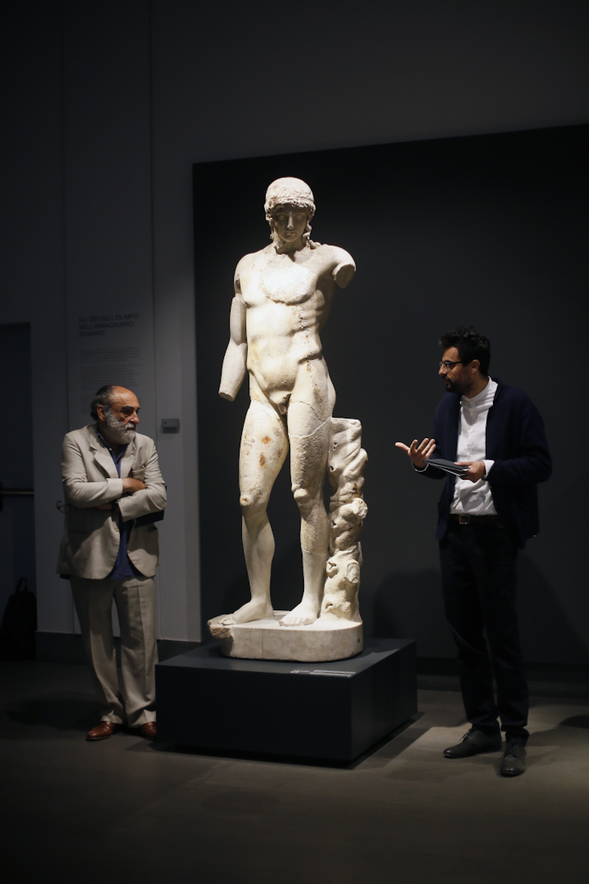 Alessandro Haber e Gabriele Tinti, lettura di fronte all'Apollo del Tevere, MNR Palazzo Massimo, courtesy Ernesto Ruscio