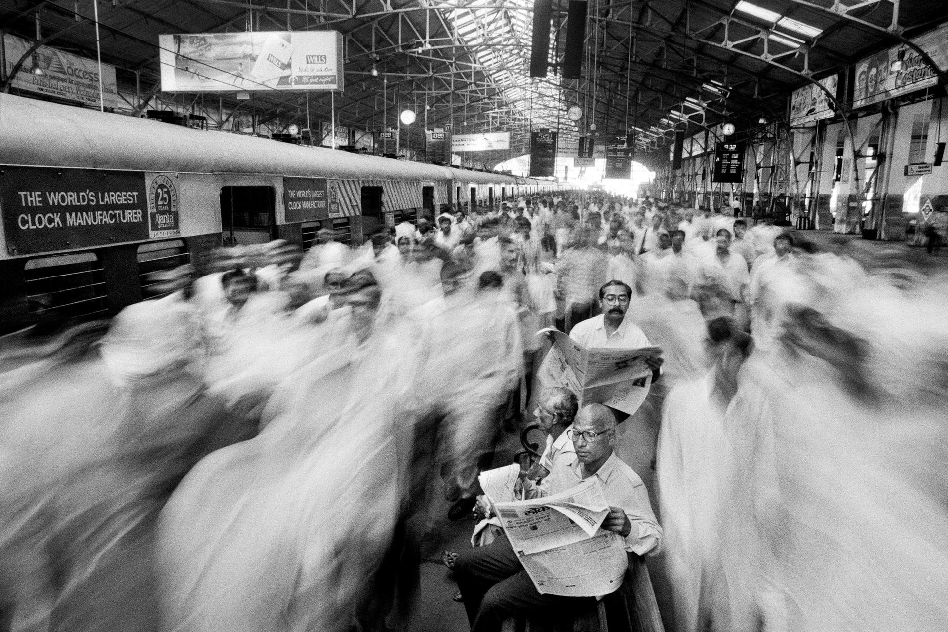 Raghu Rai, Stazione ferroviaria di Churchgate/ Churchgate railway station, 1995  Courtesy Raghu Rai & PHOTOINK 