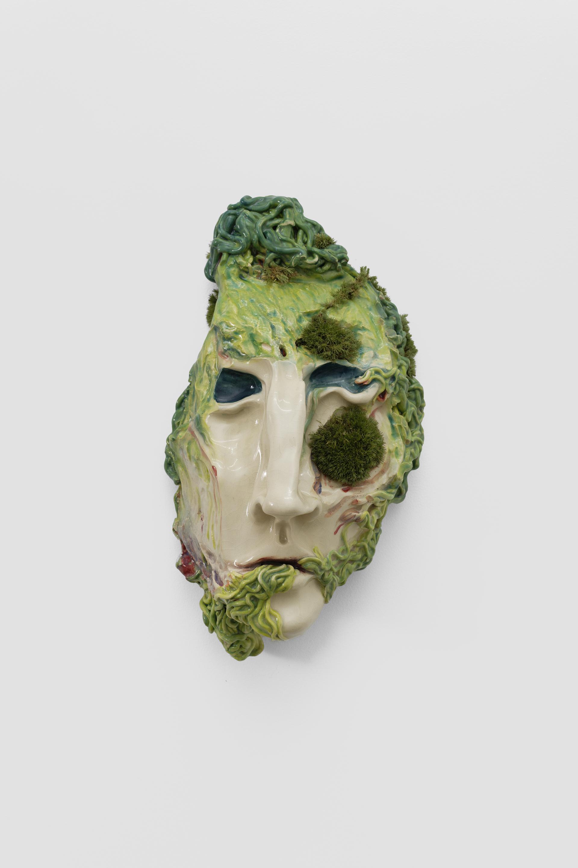  Zoe Williams   “Algol’s Confidant”, 2021   glazed ceramic, living moss, 40 x 23 x 18 cm   Courtesy of theartist and Ciaccia Levi, Paris-Milan