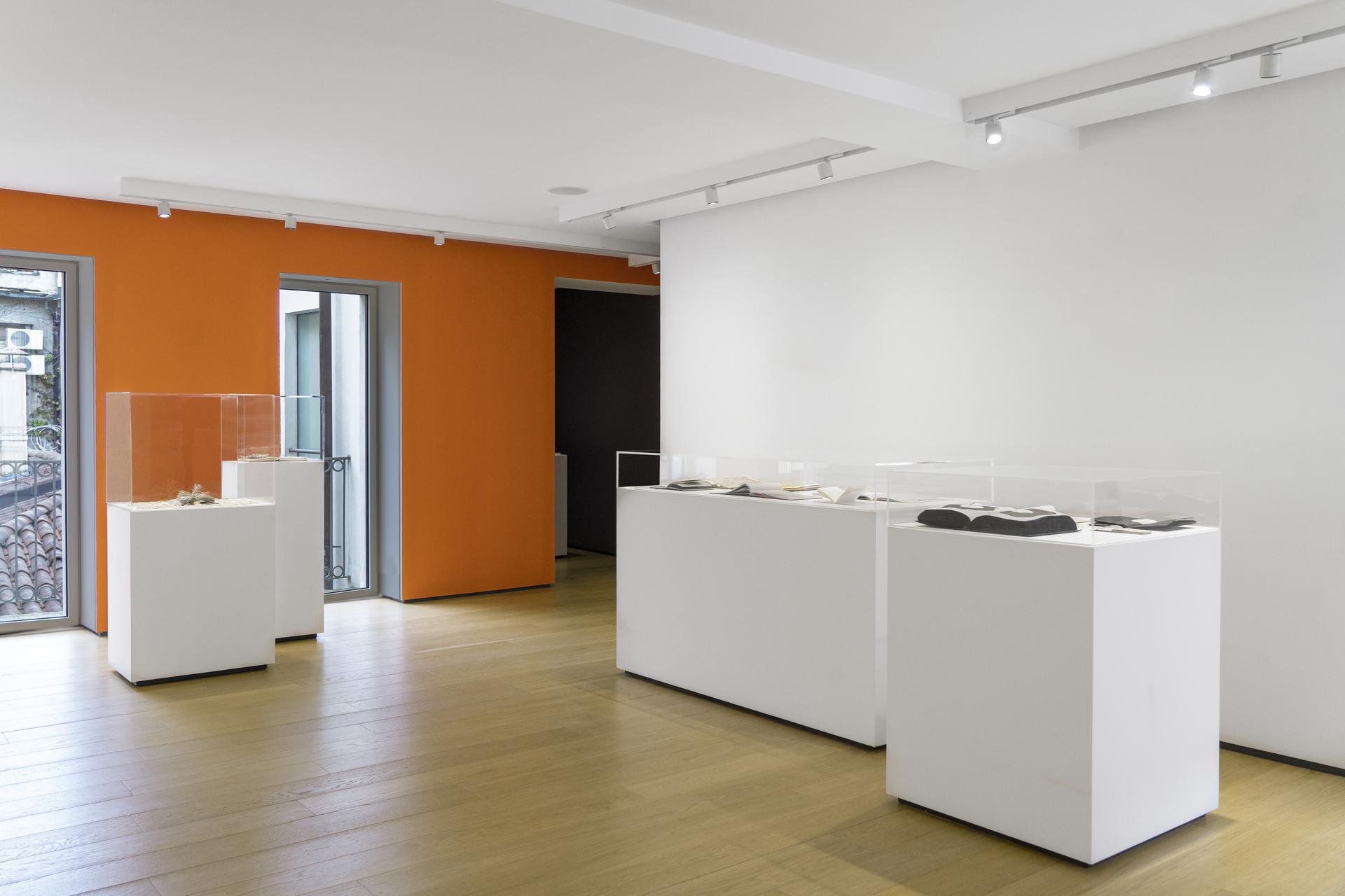 Installation view, Opus liber, BUILDING TERZO PIANO, Milano, ph. Simone Panzeri 